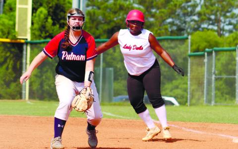 Kaydence Hodges covers first base while a Lincoln player starts toward second. ARELLA CASH/Staff