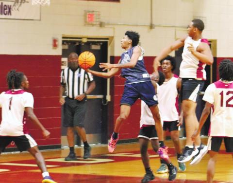 Keyni Crawford cuts through traffic. ARELLA CASH/Staff