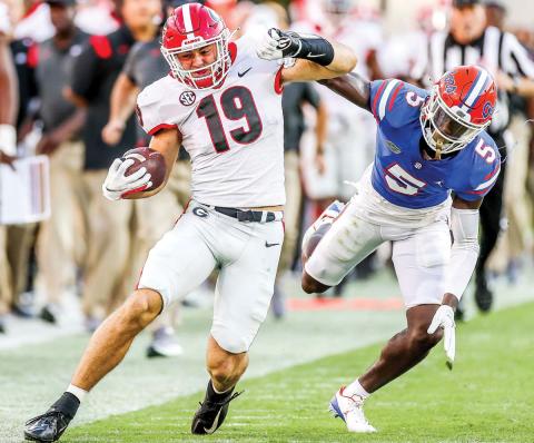 Georgia tight end Brock Bowers (19) tiptoes down the sideline during 2021 game against Florida. MACKENZIE MILES/UGA Athletics
