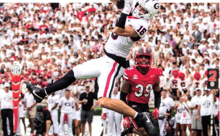 London Humphreys (16) elevates to haul in a pass from Georgia quarterback Gunner Stockton. SKYLA MORRIS/Staff